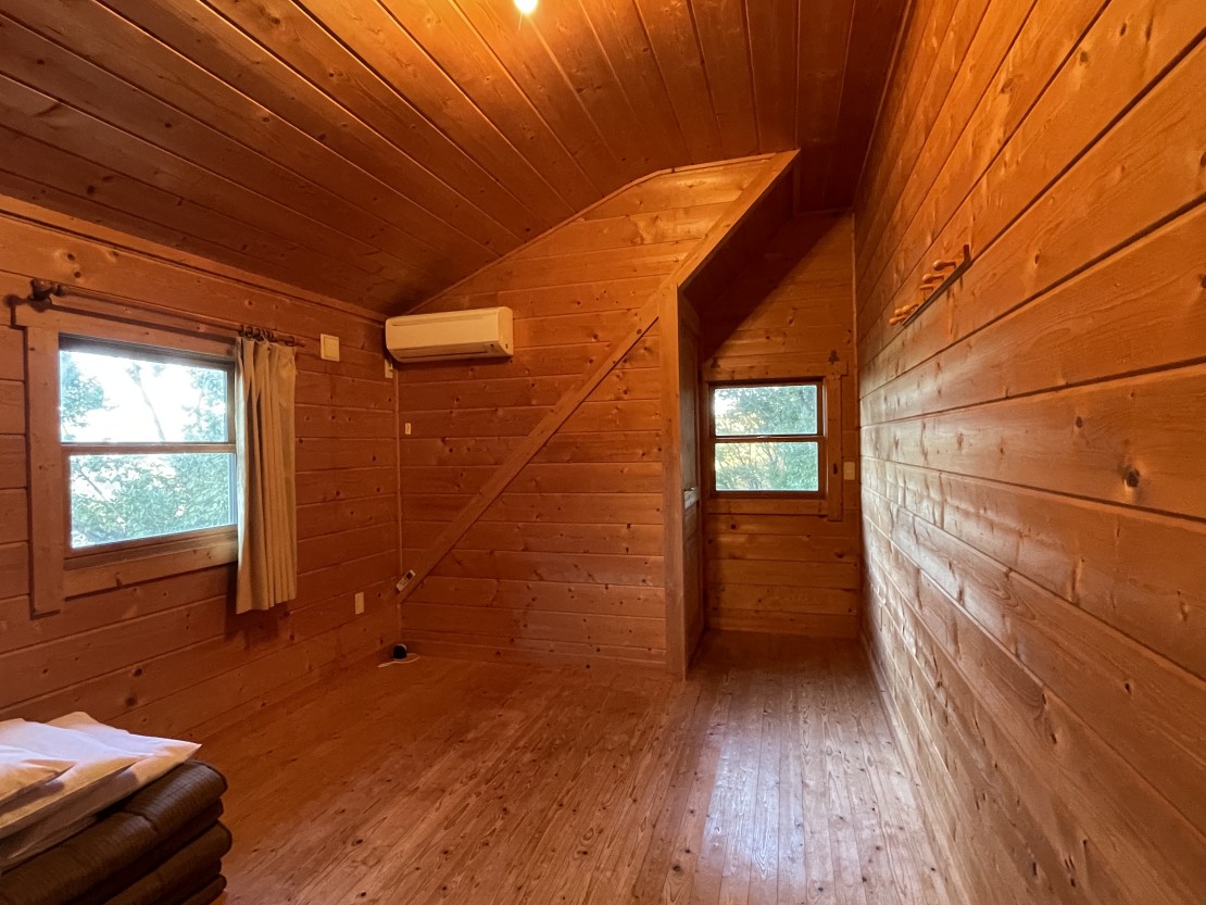 オーシャンビューログハウス　ハートウッド熱海邸｜静岡県・熱海｜2F寝室②トイレ付