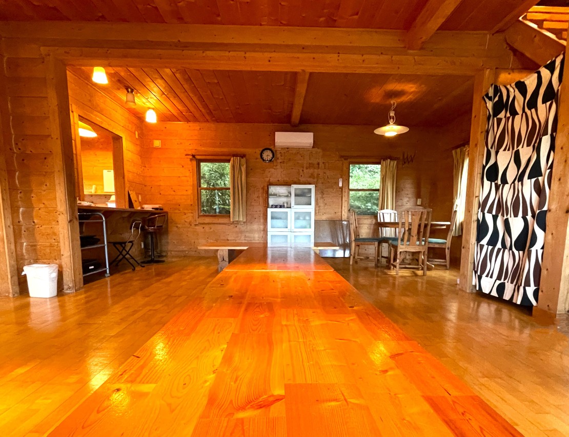 オーシャンビューログハウス　ハートウッド熱海邸｜静岡県・熱海｜リビングダイニング