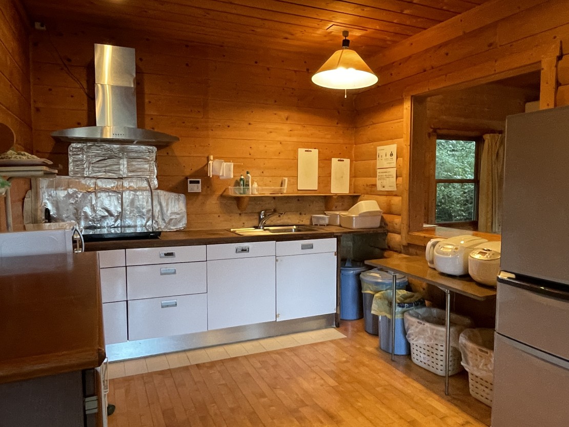 オーシャンビューログハウス　ハートウッド熱海邸｜静岡県・熱海｜キッチン付