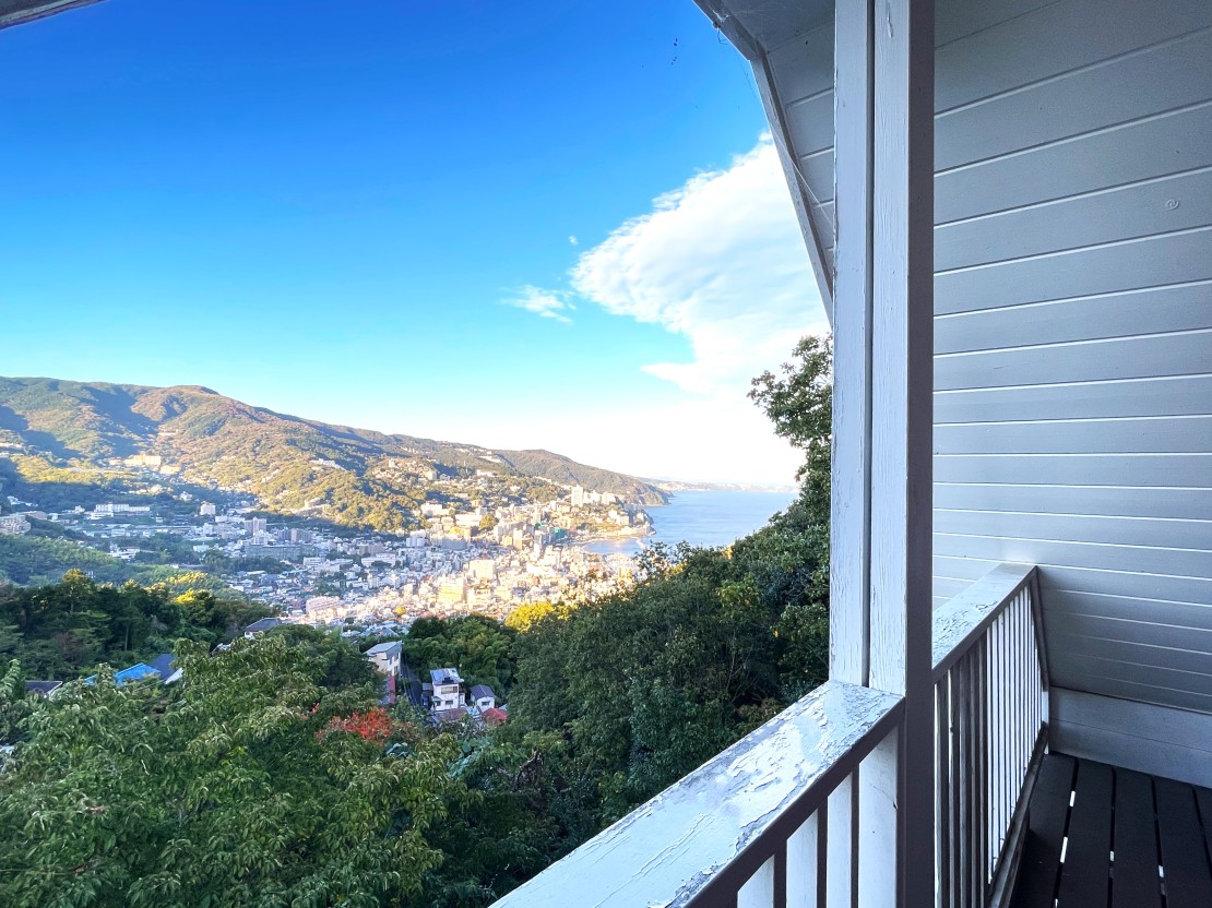 オーシャンビューログハウス　ハートウッド熱海邸｜静岡県・熱海｜熱海の市街地や海を望みます