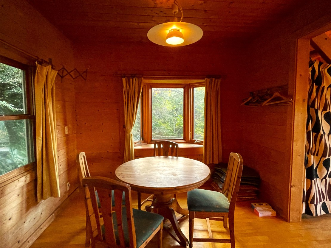 オーシャンビューログハウス　ハートウッド熱海邸｜静岡県・熱海｜ダイニング