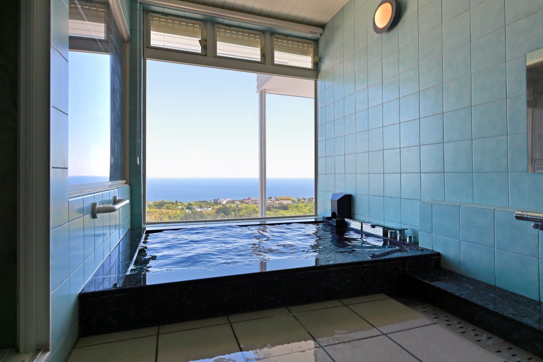 IZU Rising Sun　（伊豆ライジングサン）｜静岡県・伊豆高原｜バスルーム（トルマトロン温泉）