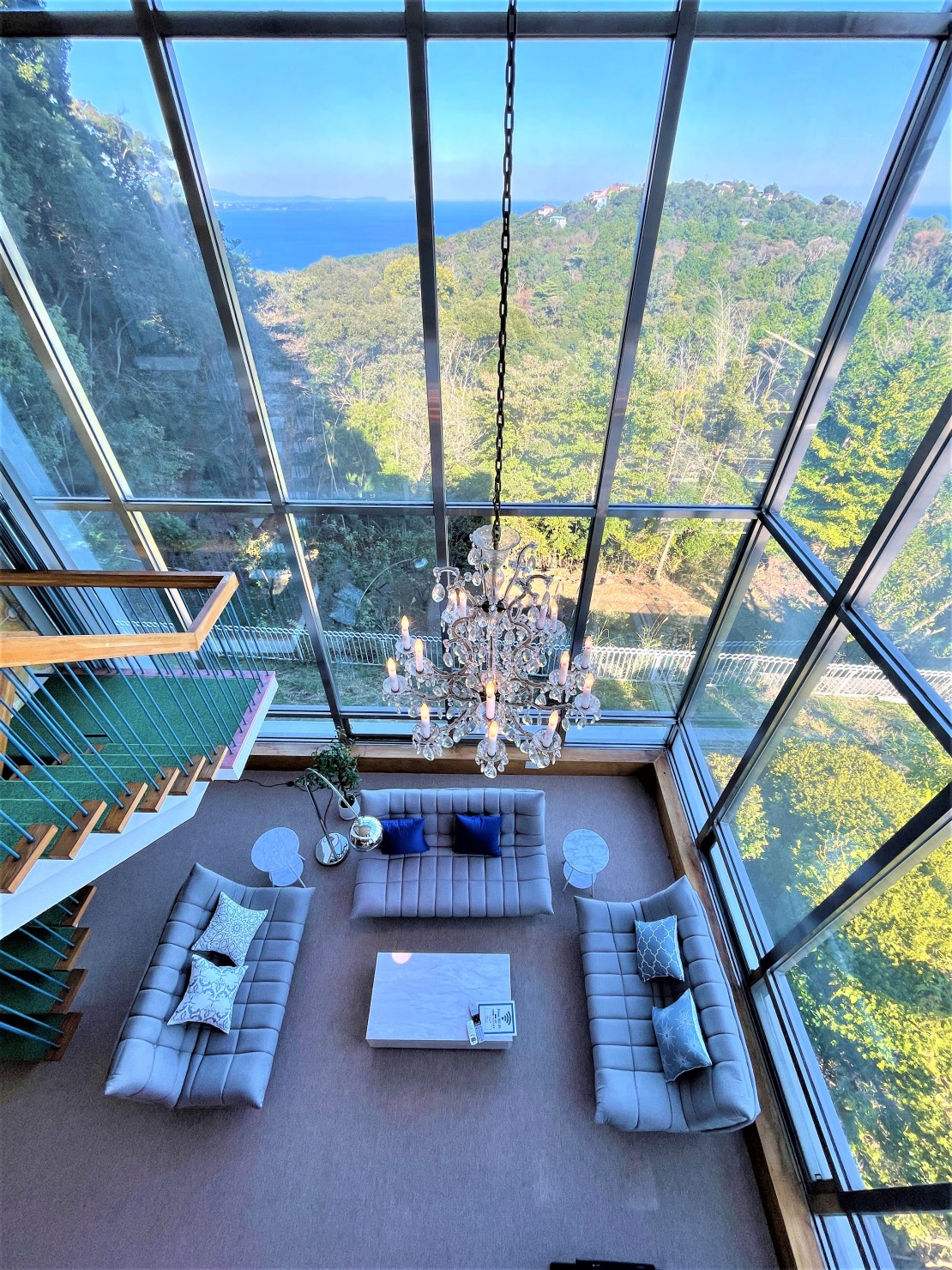 ヴィラ・エーゲ｜静岡県・熱海｜吹抜け