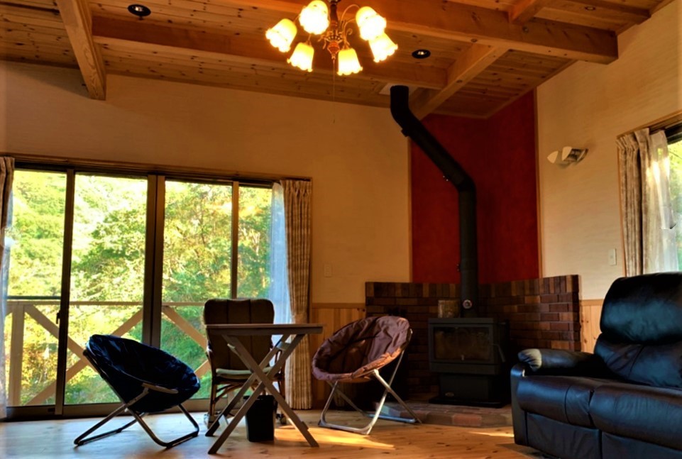 静岡県 熱海のコテージ｜熱海なぎさテラスの写真：LDには薪ストーブ