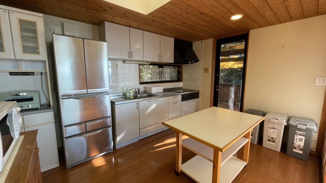 SAVANAQ【3879】｜静岡県・西伊豆｜キッチンには食器調理器具を用意しました。