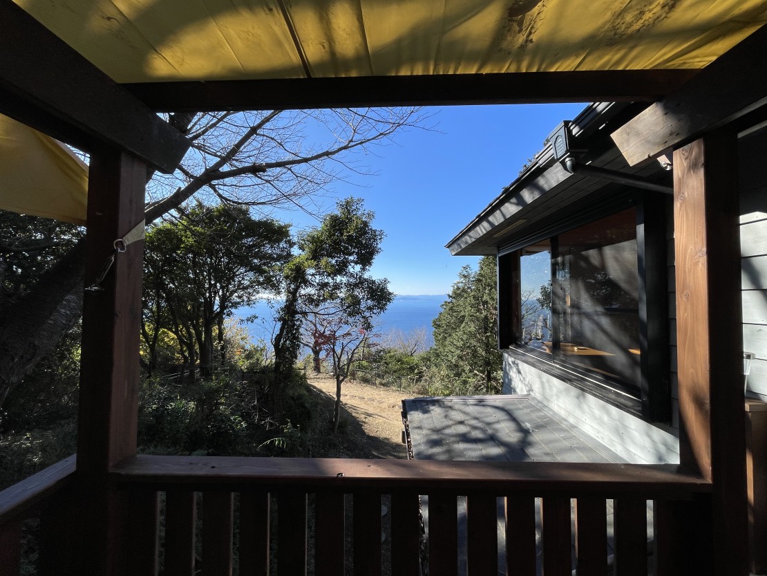 SAVANAQ【3879】｜静岡県・西伊豆｜屋根付きBBQ場（溶岩石BBQガス）
別に屋外BBQ場（炭火用グリル）