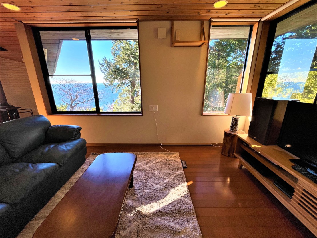 SAVANAQ【3879】｜静岡県・西伊豆｜リビングにはゲーム機、カラオケ、高性能スピーカー等を用意しました。