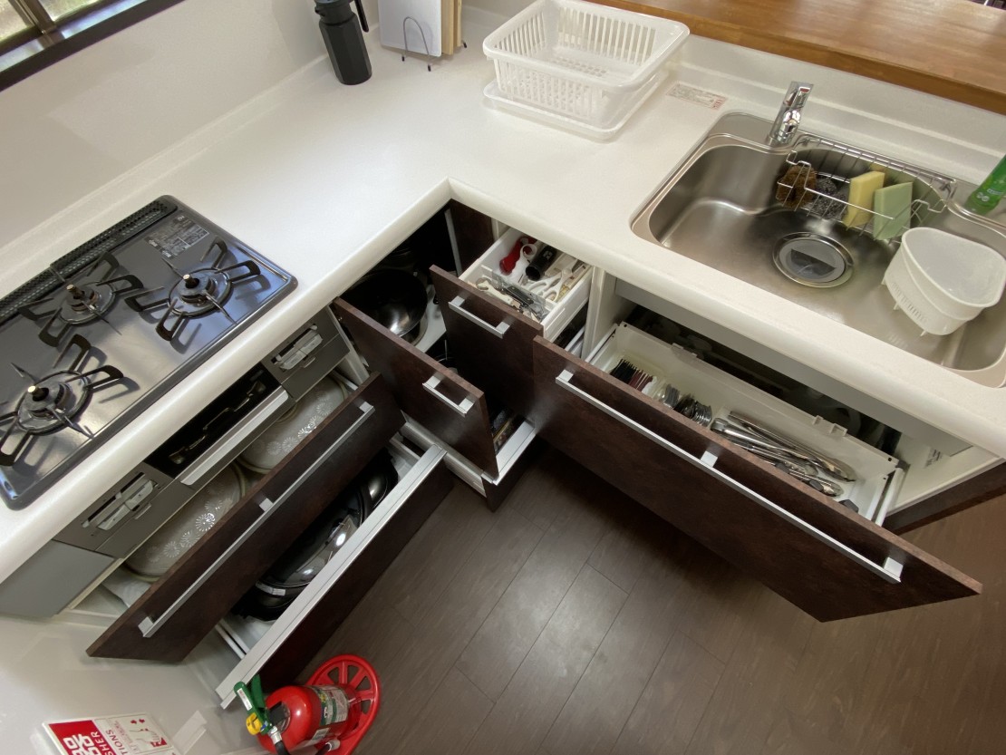 伊豆フィールドワンHG｜静岡県・伊豆高原｜キッチンには食器調理器具を用意しました。