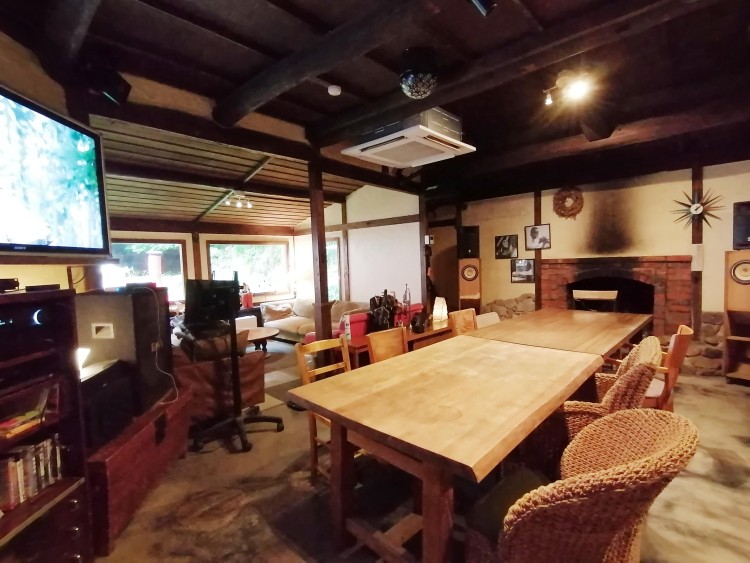 京都府 祇園・東山・北白川周辺のグランピング｜ZAC山荘（★日帰り限定）の写真：カラオケも楽しめるリビング