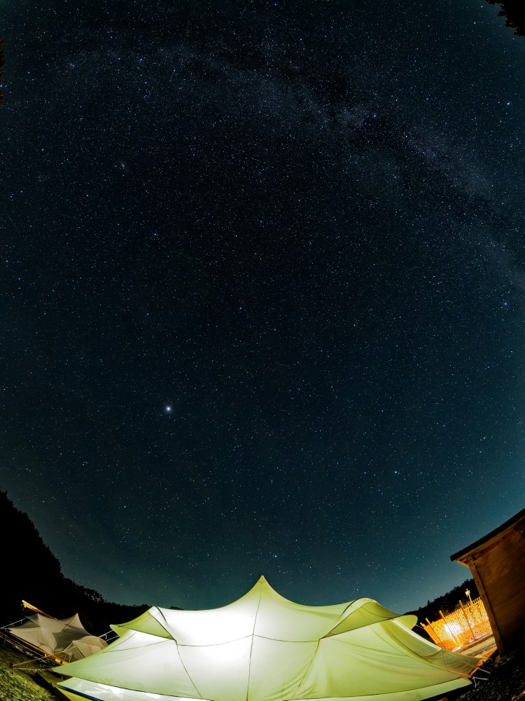 長野県 伊那・駒ヶ根・飯田・昼神のグランピング｜Stella Snow Campia 南信州　星空グランピング　“MOSS TENTS SITE”の写真：MOSS TENTSに星空★