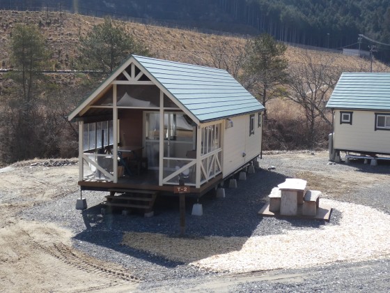 長野県 伊那・駒ヶ根・飯田・昼神のグランピング｜Stella Snow Campia 南信州　星空グランピング　“MOSS TENTS SITE”：トレーラーハウス