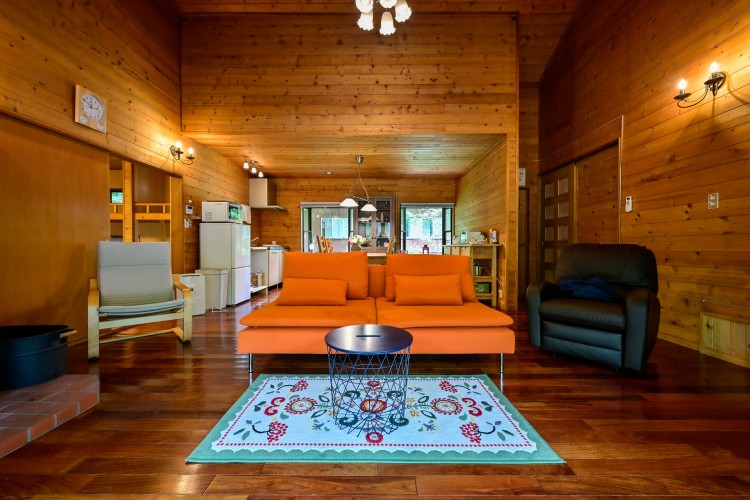 群馬県 北軽井沢・嬬恋・万座のコテージ｜レンタルBESSOU2ndの写真：リビング