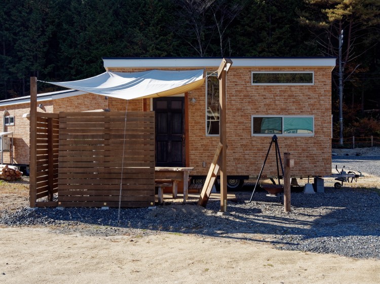 Stella Snow Campia 南信州　星空グランピング　“TINY HOUSE C”｜長野県・伊那・駒ヶ根・飯田・昼神のプラン写真｜タイニーハウス　キャンピングトレーラーをベット・ソファなど寛ぎのスペースを備えたグランピング仕様にリニューアルされたキャビンでお気軽泊、　グランピング仕様泊　3名定員　TINY HOUSE　C