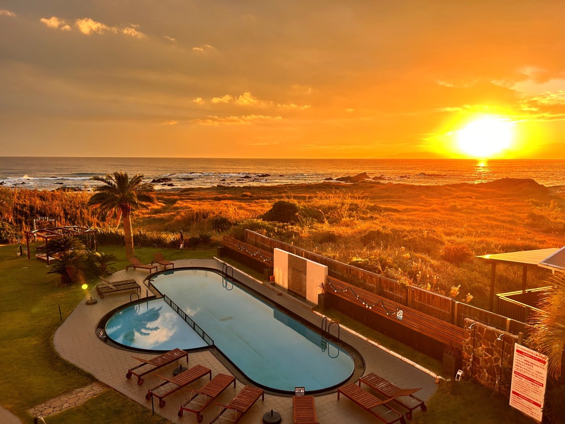 VILLA HALFMOON　【4LDK2棟/2LDK4棟】｜千葉県・館山・南房総｜水平線に沈む夕日。
ここでしか出会えない、特別な時間。