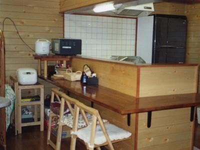 貸別荘アルベ｜鳥取県・米子・皆生・大山｜リビングに繋がるカウンターキッチン