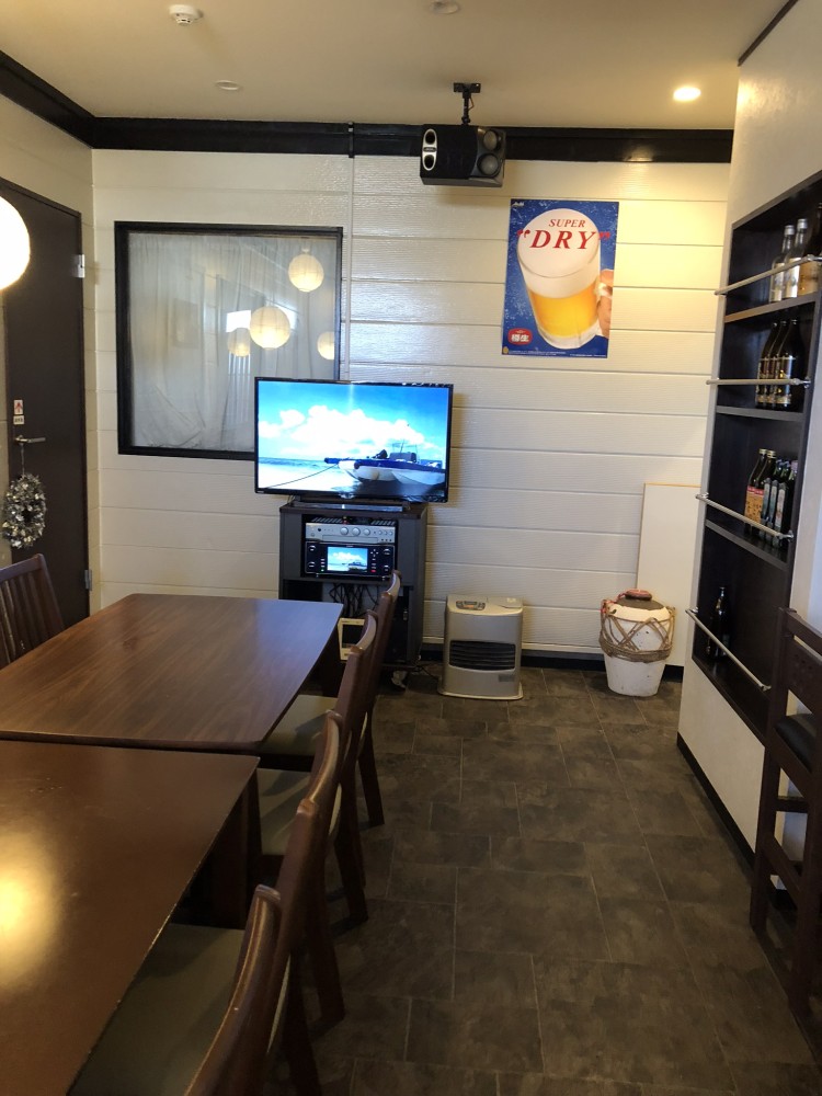 千葉県 九十九里・銚子のコテージ｜憩いの家　ふらっと別館ビーチリゾートはすぬまの写真：宿泊者専用の1階フロアーのカラオケ広場