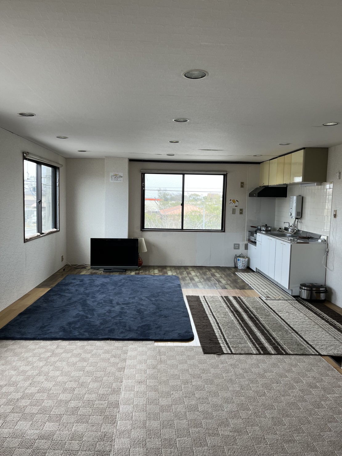 憩いの家　ふらっと別館ビーチリゾートはすぬま｜千葉県・九十九里・銚子｜キッチン奥に、多目的ルームがあり、
就寝も可能、勿論エアコン・テレビ完備です！