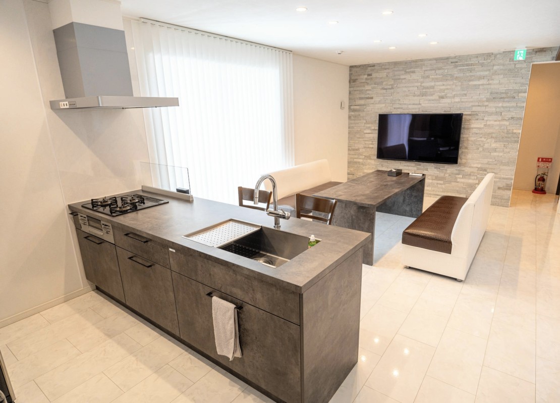 千葉県 木更津・君津・富津のコテージ｜BASK HOTAの写真：広々リビング 大画面TV