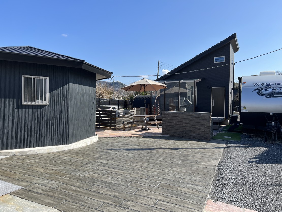 千葉県 木更津・君津・富津のグランピング｜BASE 1901の写真：BASE 1901 大型犬OK！コテージ・キャンピングトレーラー・アウトドアリビング・ドックラン全てご利用いただけます。