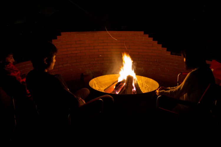 群馬県 水上・月夜野・猿ヶ京・法師のグランピング｜WIND+HORN（ウィンドアンドホルン）の写真：火の揺らめきで癒される焚き火体験