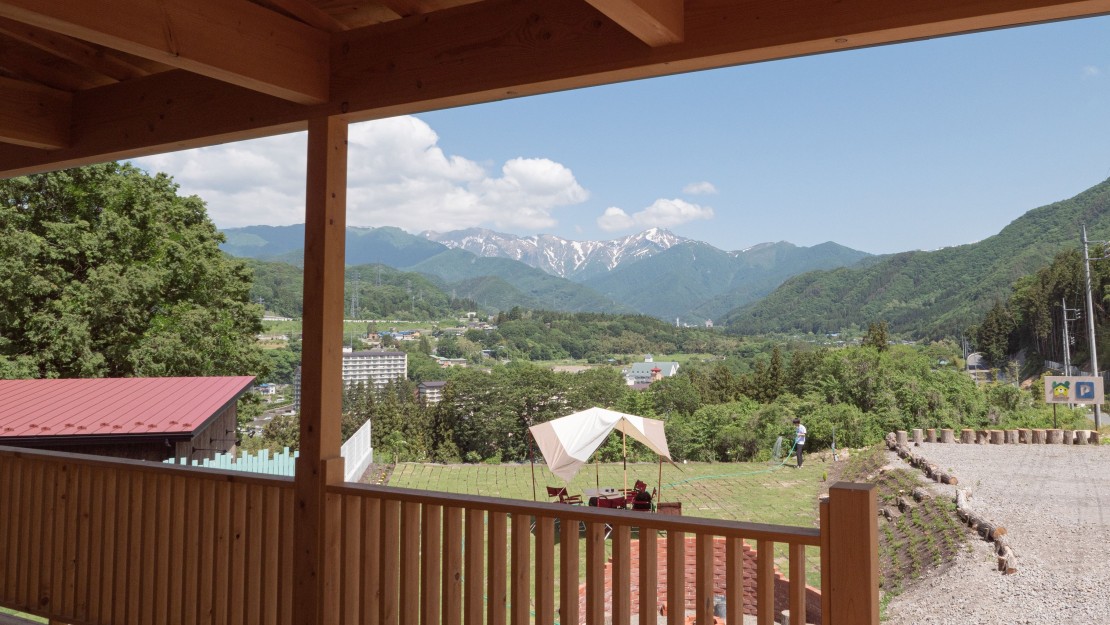 WIND+HORN（ウィンドアンドホルン）｜群馬県・水上・月夜野・猿ヶ京・法師｜グランピング施設ウッドデッキ写真