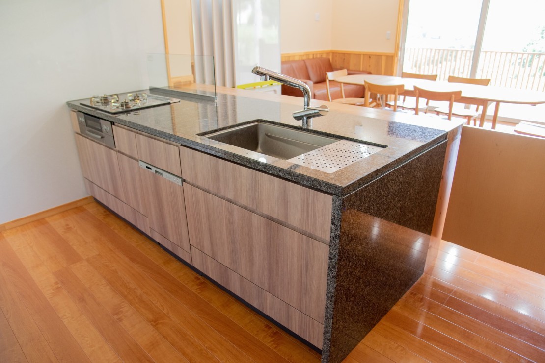 WIND+HORN（ウィンドアンドホルン）｜群馬県・水上・月夜野・猿ヶ京・法師｜グランピング施設内観（オープンキッチン）