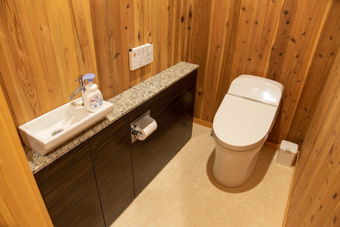 WIND+HORN（ウィンドアンドホルン）｜群馬県・水上・月夜野・猿ヶ京・法師｜グランピング施設内観（男女別個室トイレ）