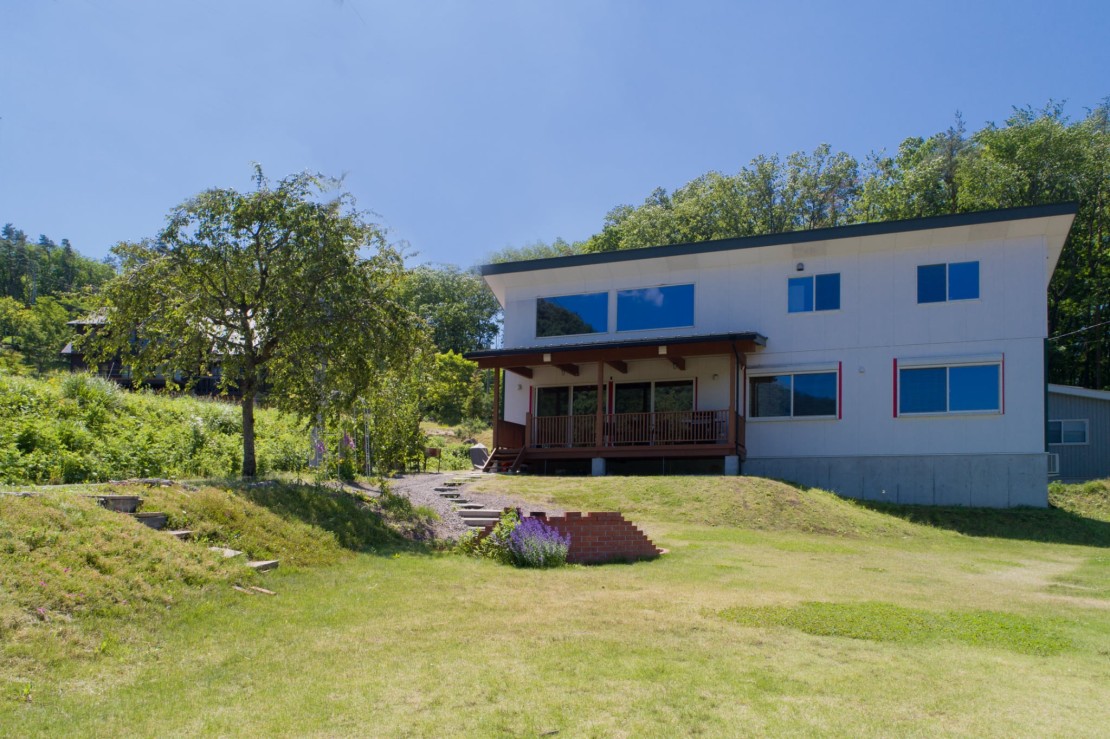 WIND+HORN（ウィンドアンドホルン）｜群馬県・水上・月夜野・猿ヶ京・法師｜グランピング施設外観写真（芝生）