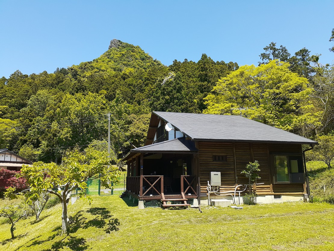 千葉県 館山・南房総のコテージ｜愛犬と泊まれるログハウス/自家焙煎珈琲 南房総maruの写真：当施設と伊予ヶ岳
