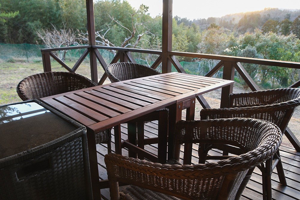 愛犬と泊まれるログハウス/自家焙煎珈琲 南房総maru｜千葉県・館山・南房総｜BBQ可能な屋根付ウッドデッキ