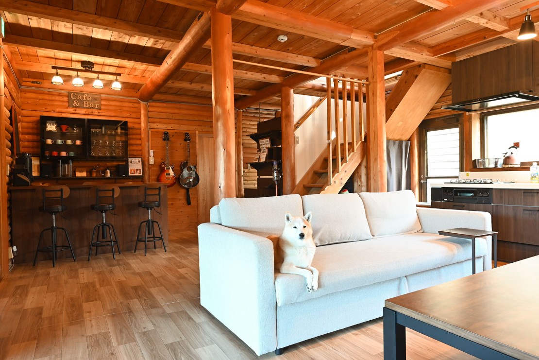 愛犬と泊まれるログハウス/自家焙煎珈琲 南房総maru｜千葉県・館山・南房総｜Cafe＆Barコーナーのあるリビング