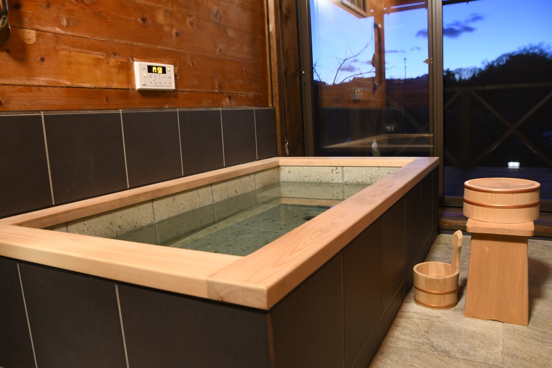 愛犬と泊まれるログハウス/自家焙煎珈琲 南房総maru｜千葉県・館山・南房総｜十和田石＆檜貼りの半露天風呂