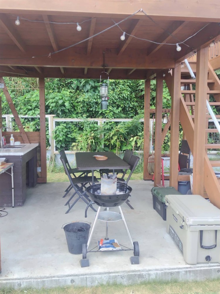 千葉県 館山・南房総のグランピング｜Farmers Fieldzの写真：テントを出るとすぐにBBQデッキです