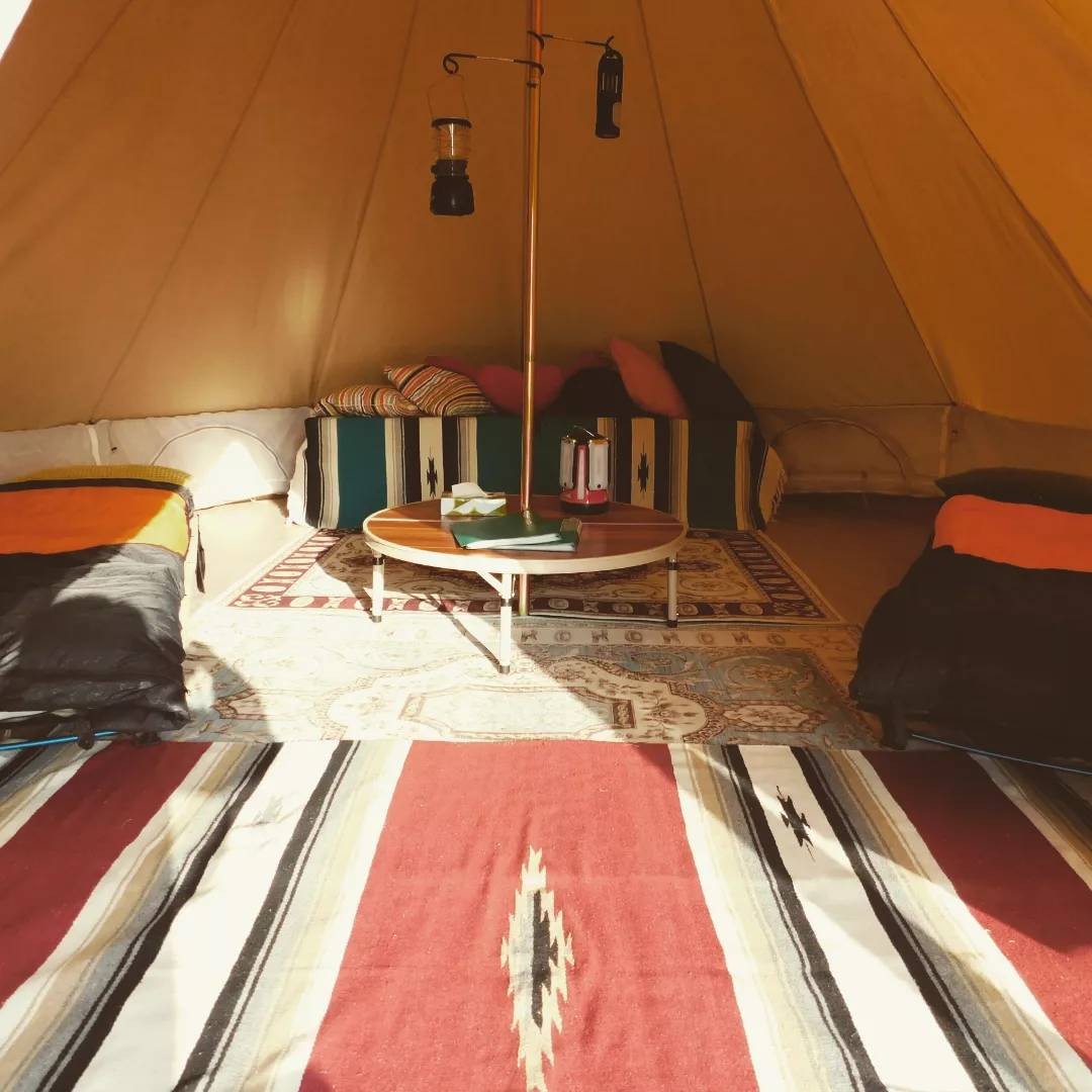 Farmers Fieldz｜千葉県・館山・南房総｜1サイトあたり最大8人までは入れる大型のベルテントを用意しています。
夏は冷房、冬は暖房も完備してますので安心・快適に過ごせます。