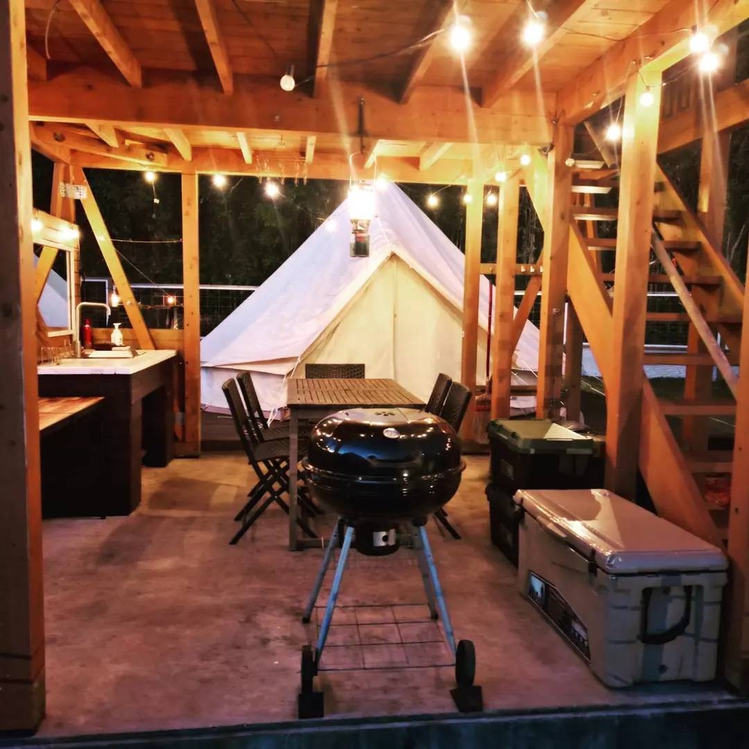 Farmers Fieldz｜千葉県・館山・南房総｜テントからゼロ距離でBBQデッキがありますのでとても便利です。