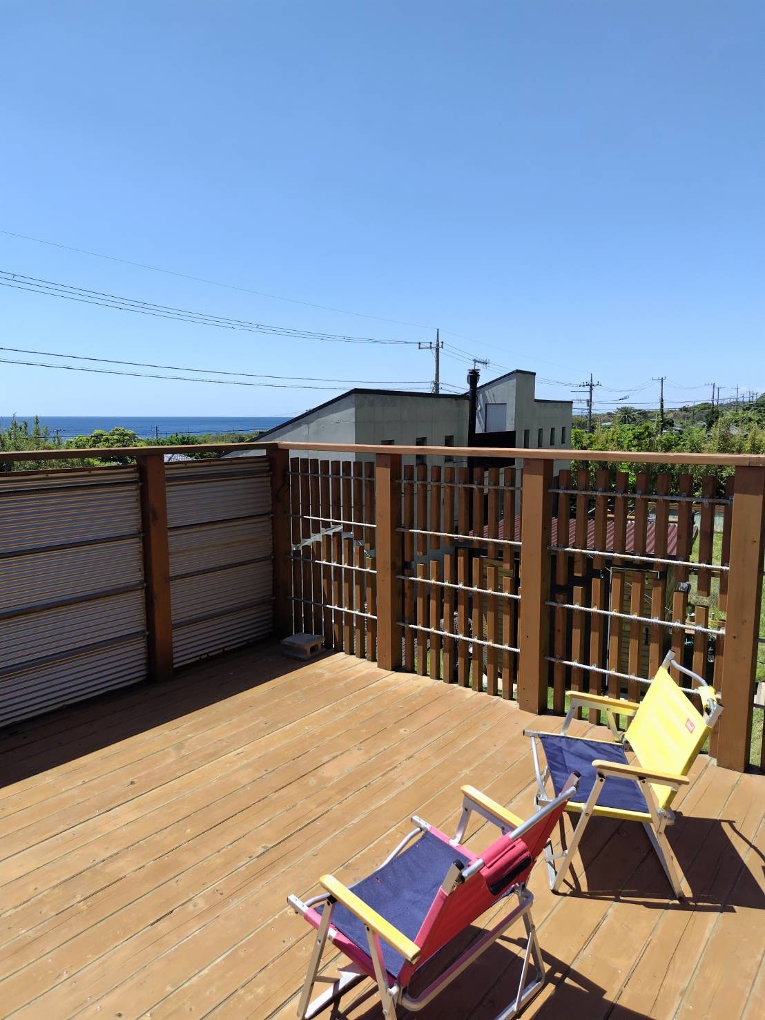 Farmers Fieldz｜千葉県・館山・南房総｜BBQデッキの屋上は展望台となっていましてこれも各サイトにあります。明るい時間は海が、暗くなってからは星空が良く見えます。