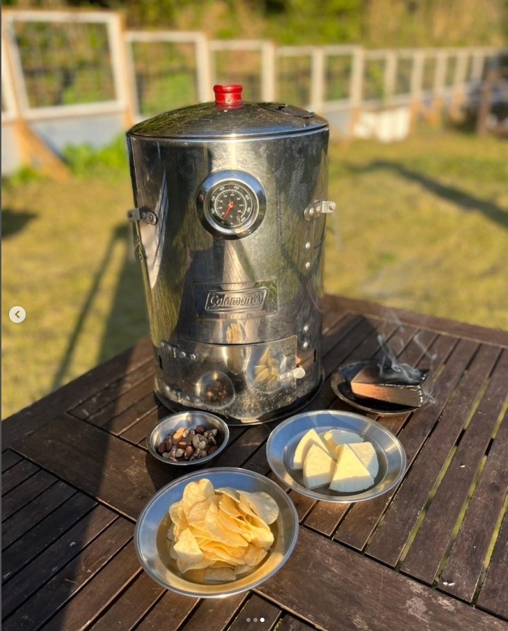 Farmers Fieldz｜千葉県・館山・南房総｜燻製器やダッチオーブン、ホットサンドなどのキャンプ飯の定番グッズは無料で貸し出しています。