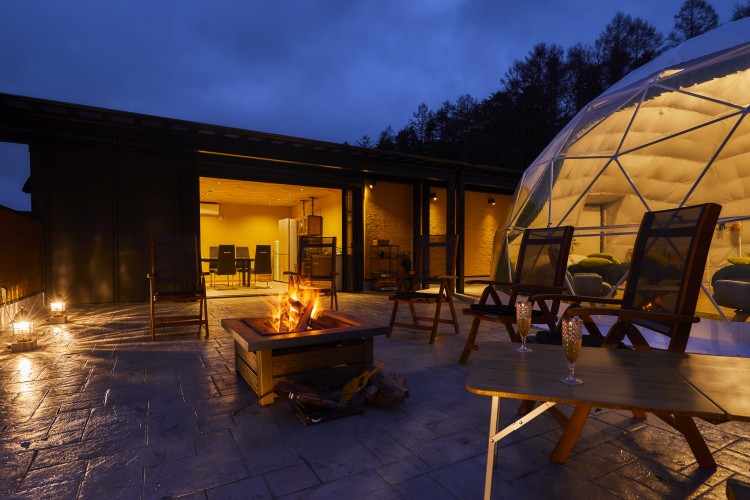 山梨県 山中湖・忍野のグランピング｜全室富士山ビュー　ビジョングランピングリゾート山中湖の写真：焚き火でチルタイム