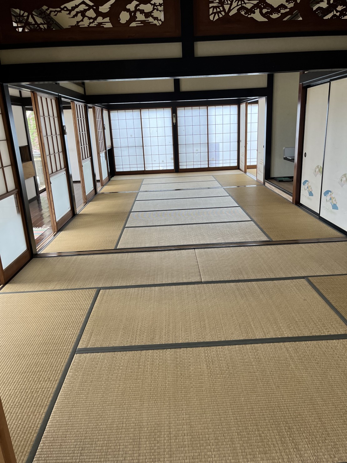 憩いの家ふらっと別館和風なコテージ古民家hoo！｜千葉県・九十九里・銚子｜1階和室の続き間です。
Ｌ字型フルオープンになってますので、皆様全員で飲み会出来ます！
窓を閉め切り、エアコンでお過ごし頂き
大宴会で盛り上がりましょ〜〜^_−☆
座卓の用意も有ります。