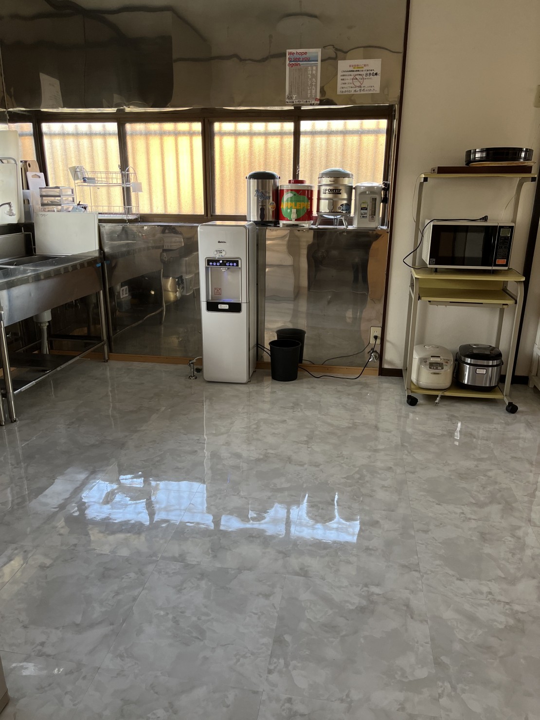 憩いの家ふらっと別館和風なコテージ古民家hoo！｜千葉県・九十九里・銚子｜床が大理石調となり、ツヤツヤピカピカで、快適になり、お料理も楽しく出来ます♪