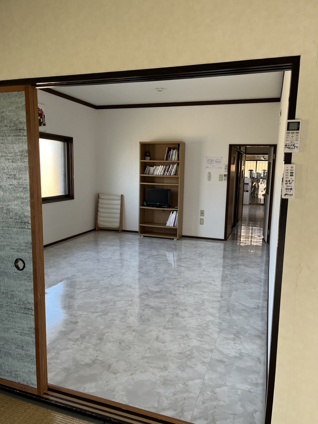 憩いの家ふらっと別館和風なコテージ古民家hoo！｜千葉県・九十九里・銚子｜12畳の洋間床は大理石調ツヤツヤです！
全室エアコン・テレビ完備です！