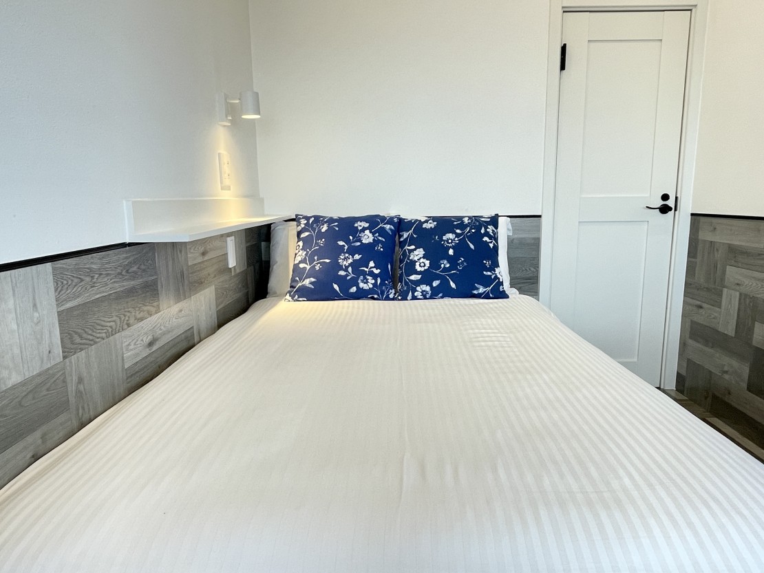 Glory island okinawa Yabusachi Resort｜沖縄県・南部｜Ocean Window Room-リビング・ベッドルーム1【セミダブルベッド1台】