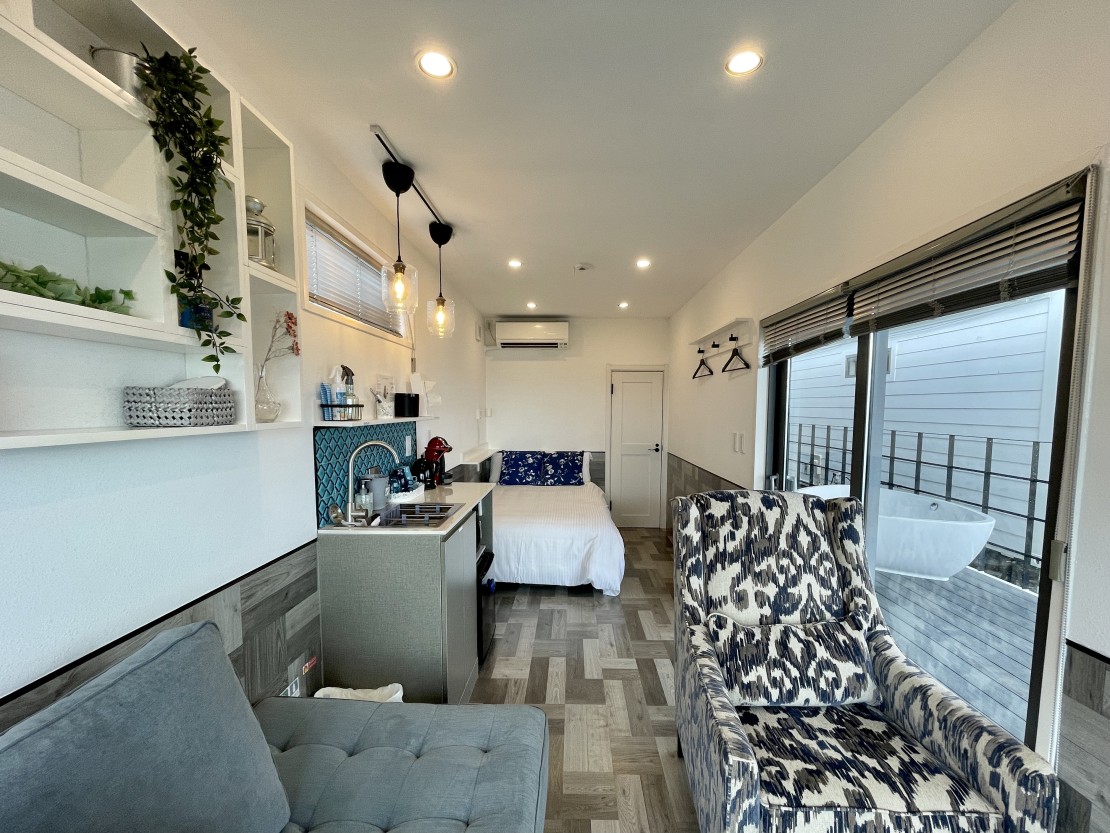 Glory island okinawa Yabusachi Resort｜沖縄県・南部｜Ocean Window Room-リビング・ベッドルーム1【キッチン・ソファ・ベッド・エアコン】