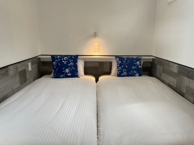 Glory island okinawa Yabusachi Resort｜沖縄県・南部｜Sky Rooftop Room-リビング・ベッドルーム1【シングルベッド2台】