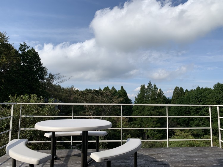 静岡県 熱海のコテージ｜貸別荘シエスタの写真：森林浴を楽しめるテラス付