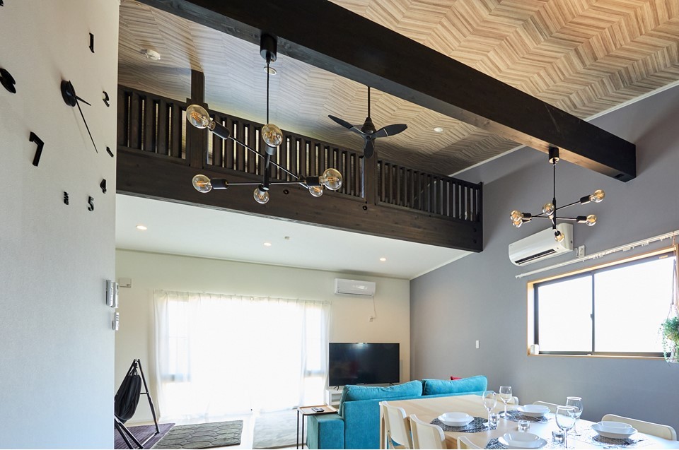 THE Air一宮　-North-　北棟｜千葉県・九十九里・銚子｜開放感あふれる勾配天井の吹き抜けにロフトを設置。普段と違うひとときをお過ごしください。