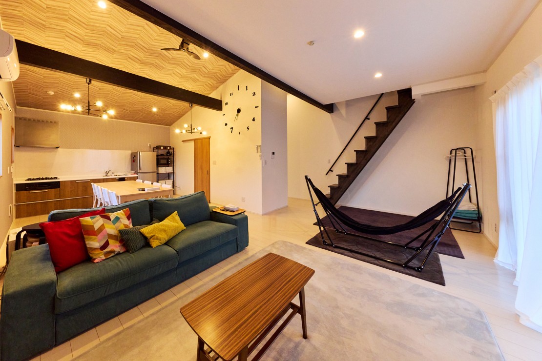 THE Air一宮　-North-　北棟｜千葉県・九十九里・銚子｜26帖の広々リビングで、大人12人が快適に過ごせる空間。ハンモックでゆったりと贅沢な時間はいかがでしょうか。