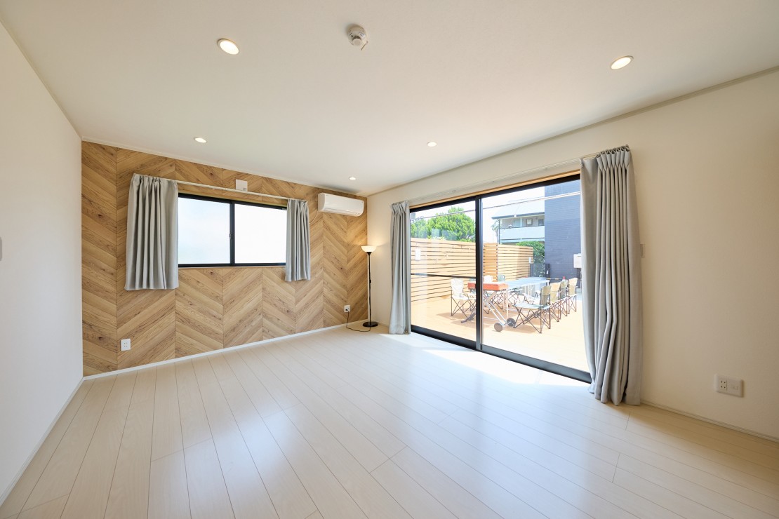 THE Air一宮　-North-　北棟｜千葉県・九十九里・銚子｜１階の日当たりのよい部屋から、ウッドデッキへの直接移動出来てスムーズです。リラックスした心地よい時間をお過ごしください。