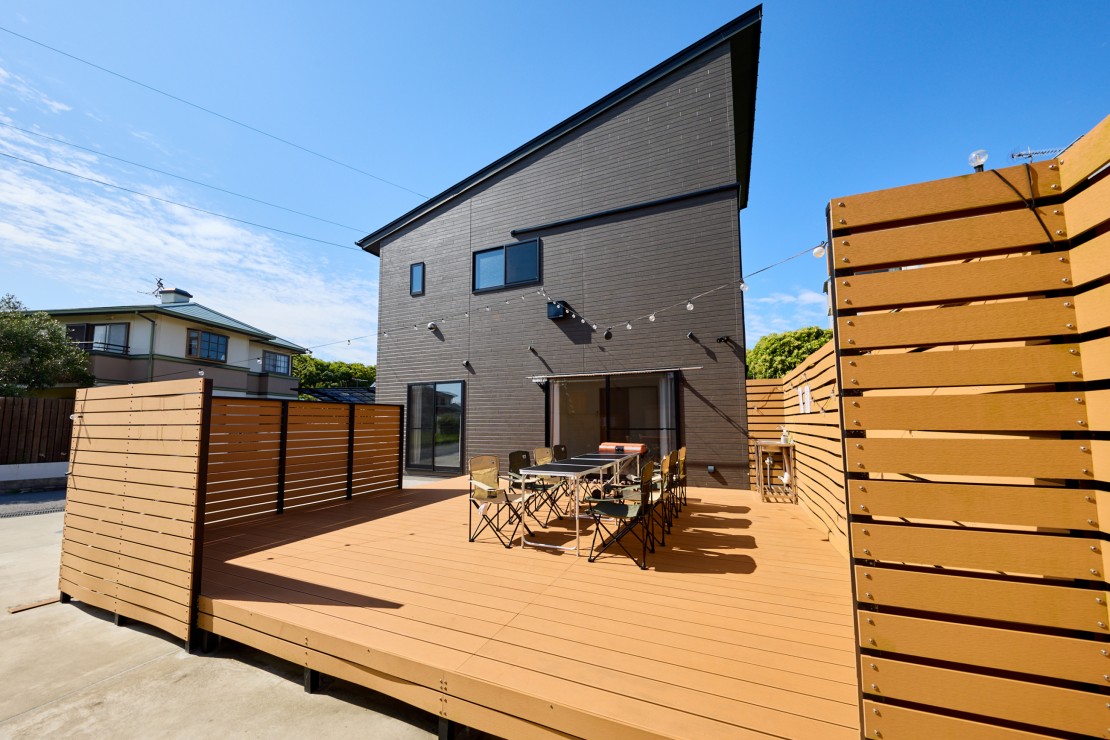 THE Air一宮　-North-　北棟｜千葉県・九十九里・銚子｜１８帖のウッドデッキではBBQのご利用可能です。ご利用の方は、あらかじめご予約をお願いいたします。