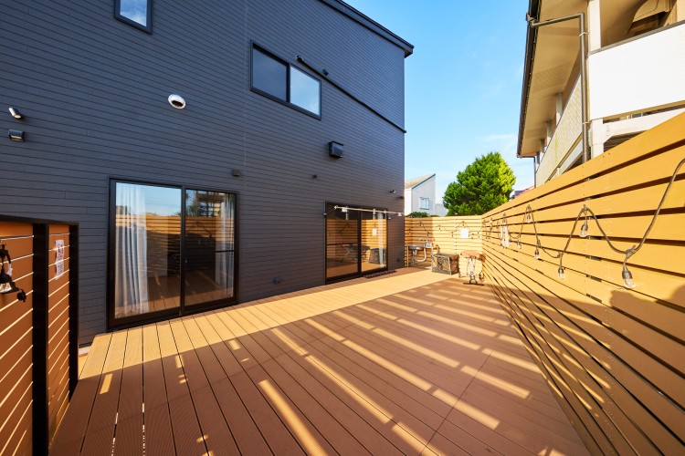 千葉県 九十九里・銚子のコテージ｜THE Air一宮　-South-　南棟の写真：ひろびろ18畳ウッドデッキ